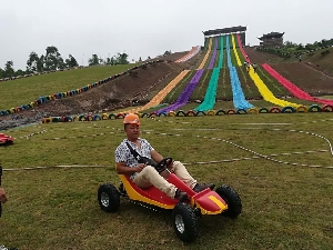 滑草器材廠家教你滑草跌倒起身的方法